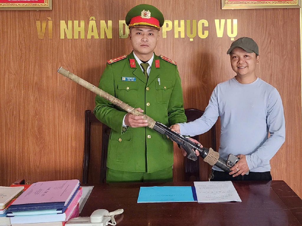 Người dân tự nguyện giao nộp vũ khí, vật liệu nổ và công cụ hỗ trợ