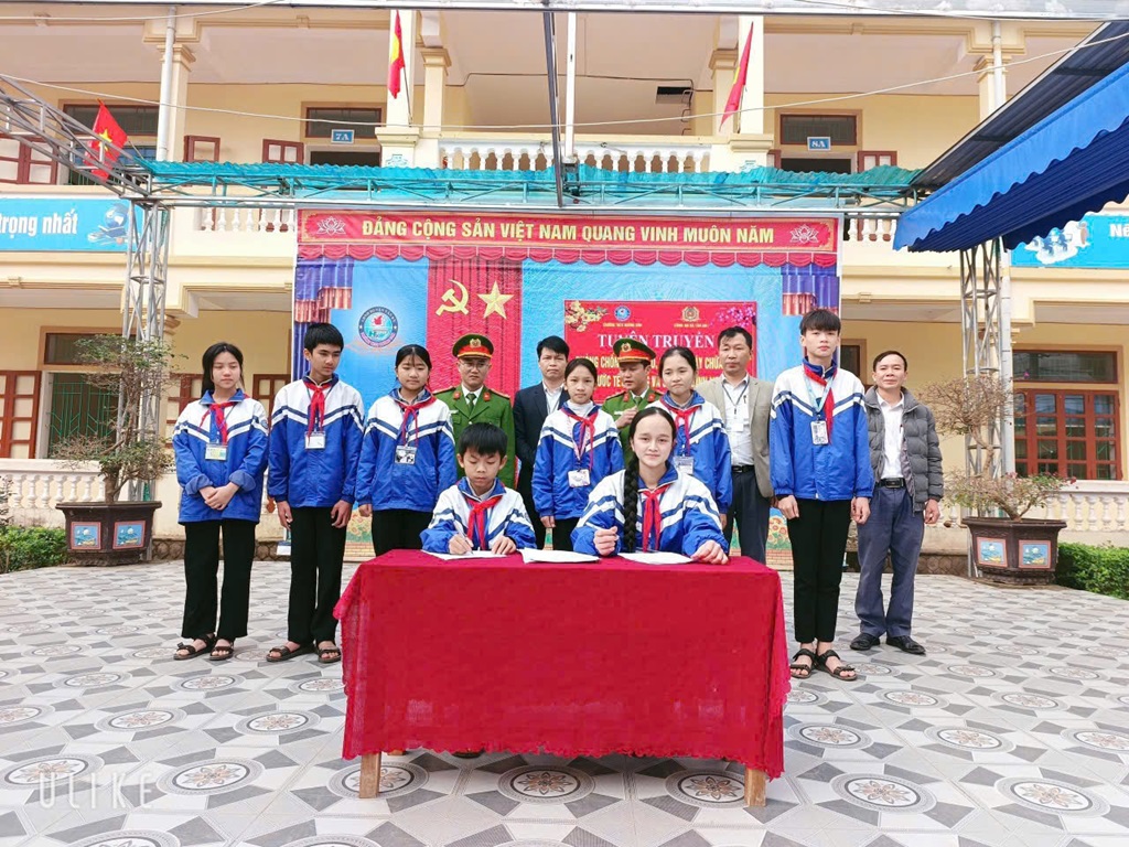 Học sinh Trường THCS Hương Sơn ký cam kết chấp hành nghiêm quy định của pháp luật