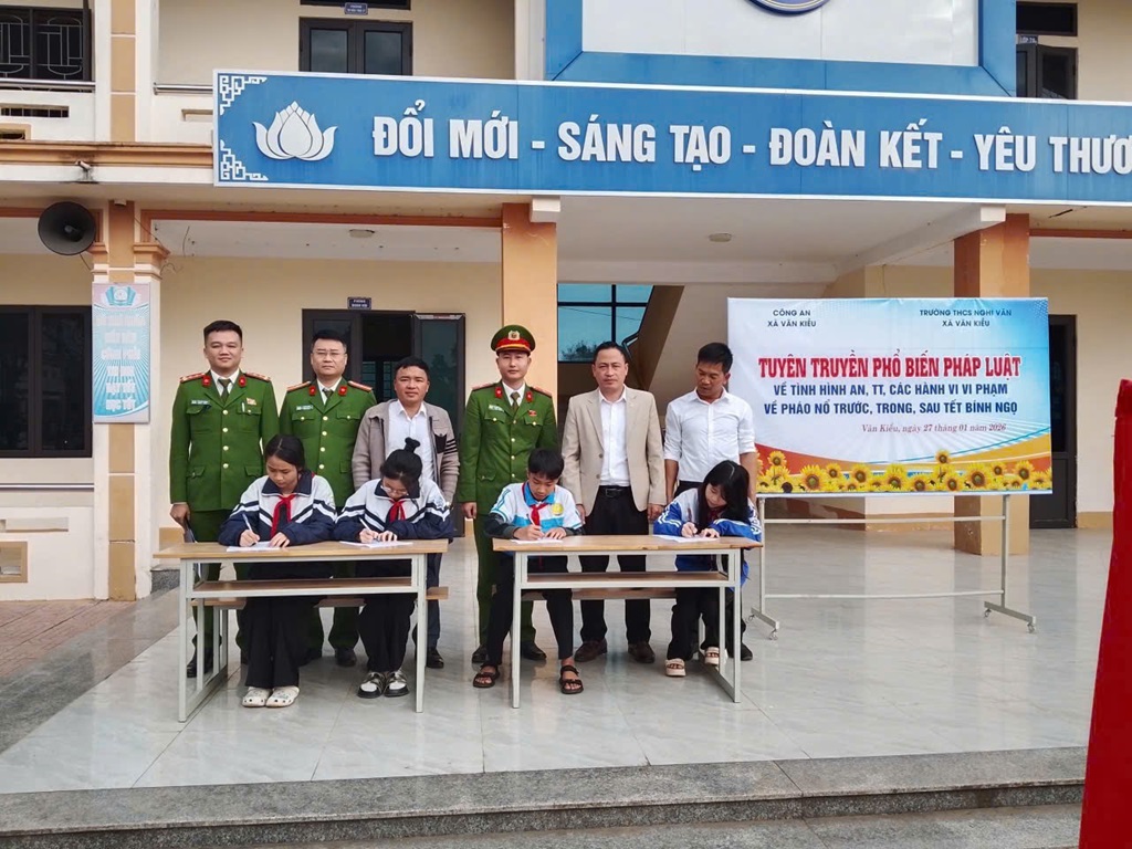 Học sinh Trường THCS Nghi Văn ký cam kết chấp hành nghiêm quy định của pháp luật