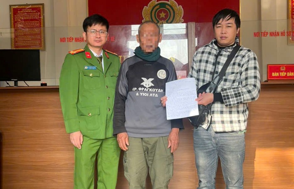 Công an xã bàn giao ông T. đi lạc cho gia đình