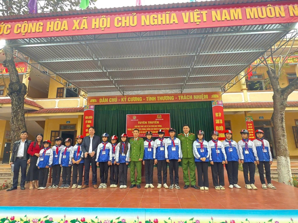 Công an xã Giai Xuân trao tặng 15 mũ bảo hiểm tới học sinh Trường THCS Giai Xuân