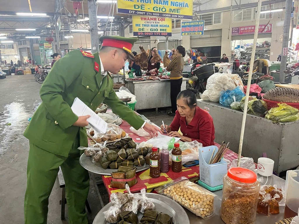 Công an xã Vạn An test nhanh một số mặt hàng thực phẩm và yêu cầu hộ kinh doanh ký cam kết chấp hành nghiêm quy định của pháp luật về vệ sinh an toàn thực phẩm