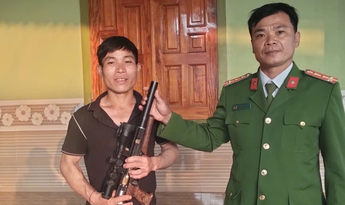 Người dân tự nguyện giao nộp vũ khí, vật liệu nổ, công cụ hỗ trợ