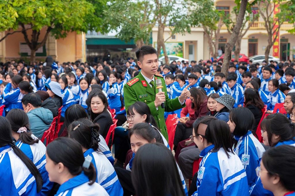   Công an xã Đại Đồng phối hợp tuyên truyền cho học sinh với hình thức trực quan, dễ hiểu, dễ nhớ