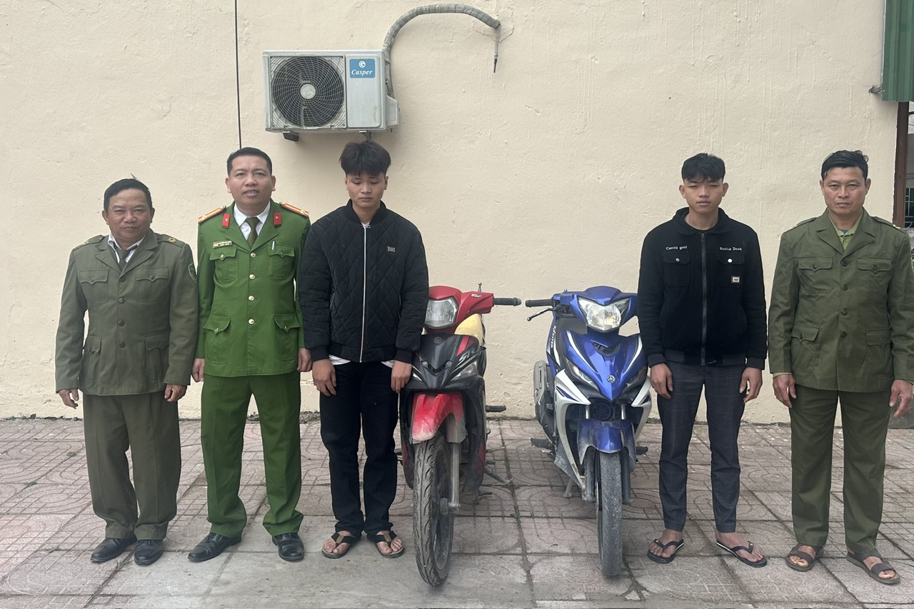 Hai đối tượng Nguyễn Văn Thành và Hoàng Văn Thắng cùng tang vật tại Cơ quan Công an