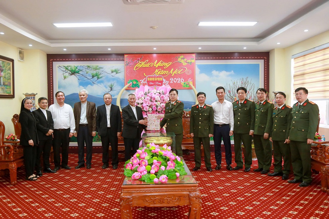 Tòa Giám mục Giáo phận Vinh tặng quà chúc Tết Công an tỉnh Nghệ An
