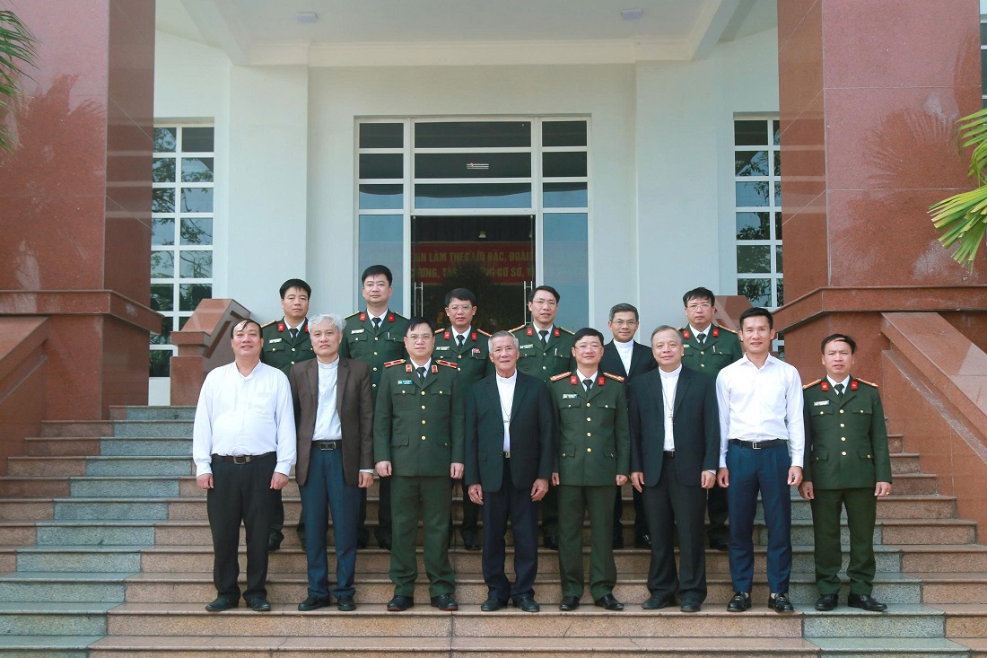 Đại biểu chụp ảnh lưu niệm