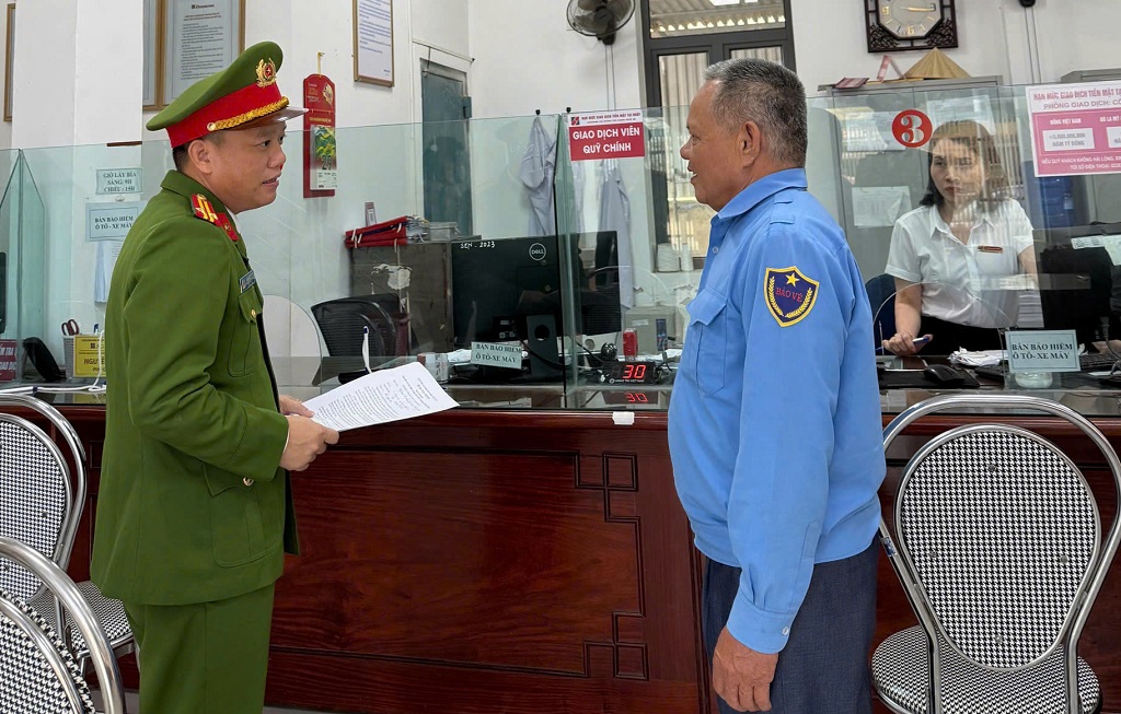Công an xã hướng dẫn cán bộ, nhân viên đảm bảo an toàn