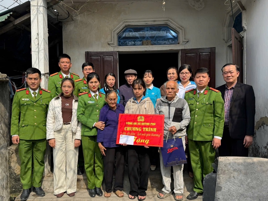 Công an xã thăm hỏi, trao quà tặng trẻ em mồ côi có hoàn cảnh đặc biệt khó khăn