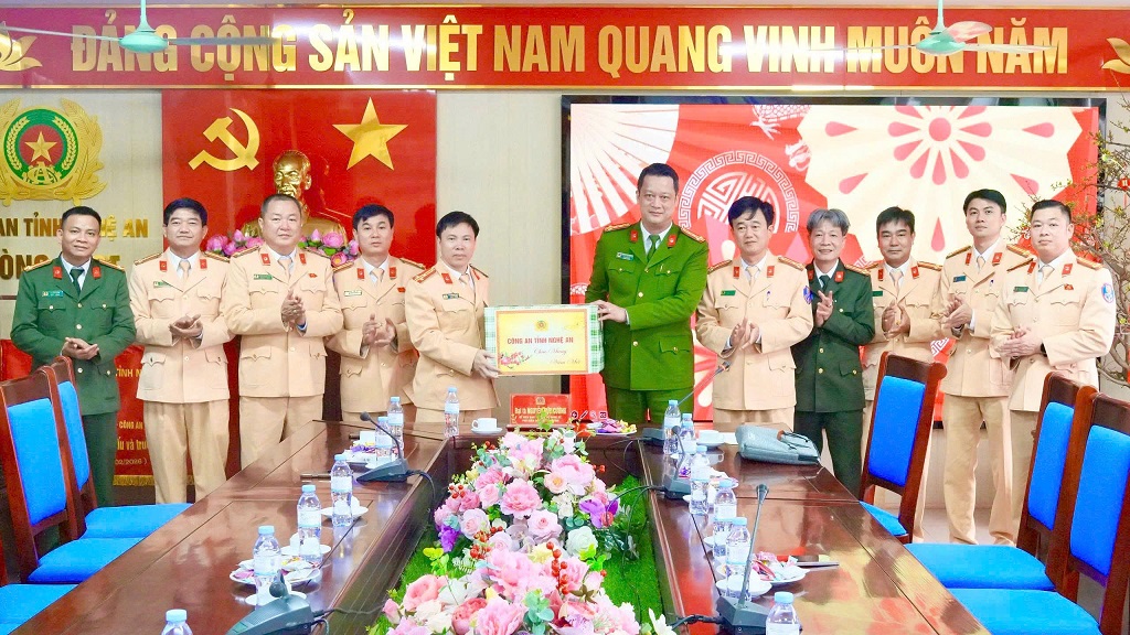 Đồng chí Đại tá Nguyễn Đức Cường, Ủy viên Ban Thường vụ Đảng ủy, Phó Giám đốc Công an tỉnh tặng quà, động viên Phòng Cảnh sát Giao thông