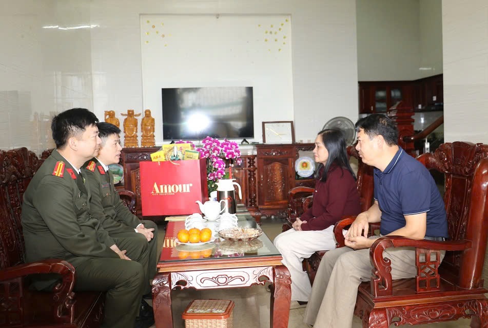 Thăm, tặng quà gia đình đồng chí  Trung tá Nguyễn Thị Bích Thanh, cán bộ Phòng An ninh điều tra Công an tỉnh