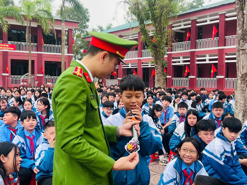 Công an xã tuyên truyền kết hợp hỏi - đáp