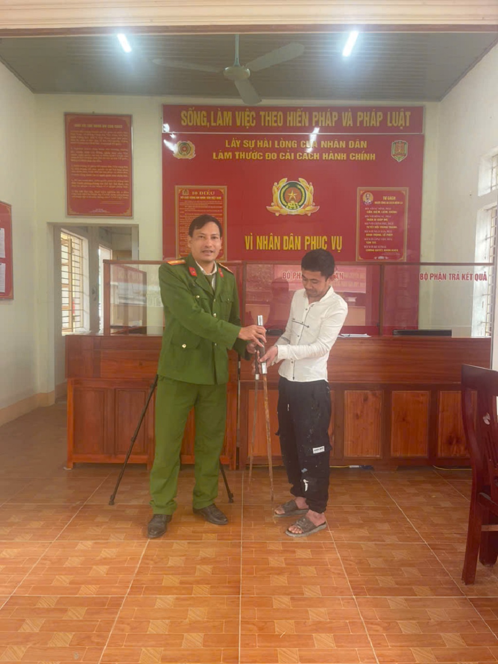 Người dân tự nguyện giao nộp vũ khí, vật liệu nổ và công cụ hỗ trợ