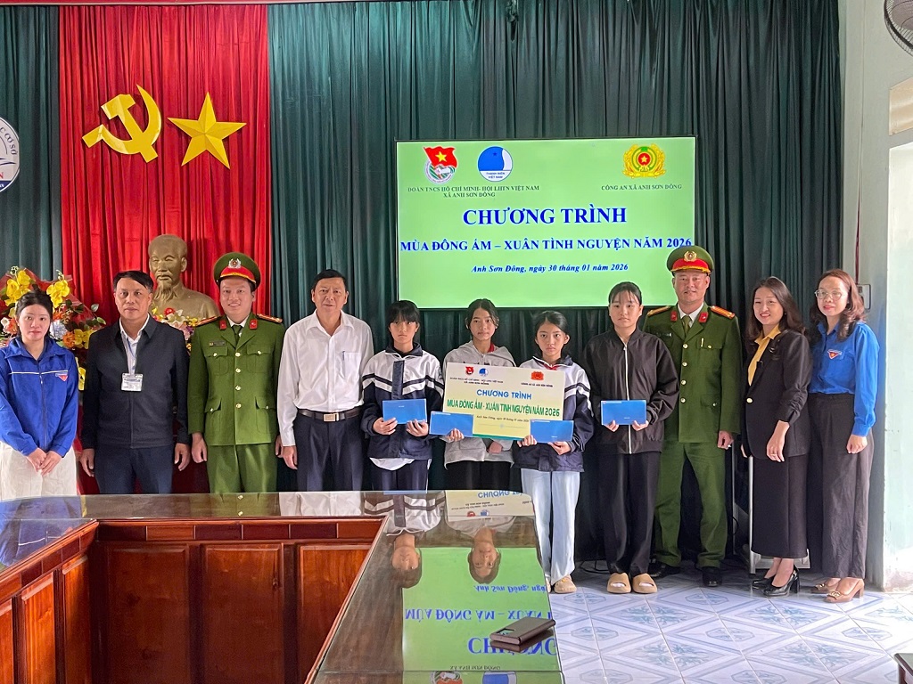 Công an xã trao nhiều phần quà đến các em học sinh