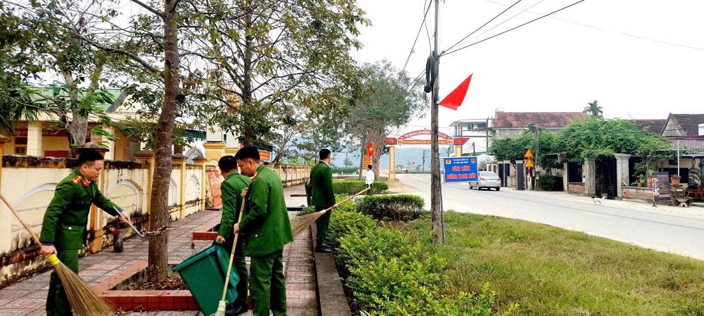 Công an xã Anh Sơn Đông phối hợp tổ chức chương trình “Ngày chủ nhật xanh”
