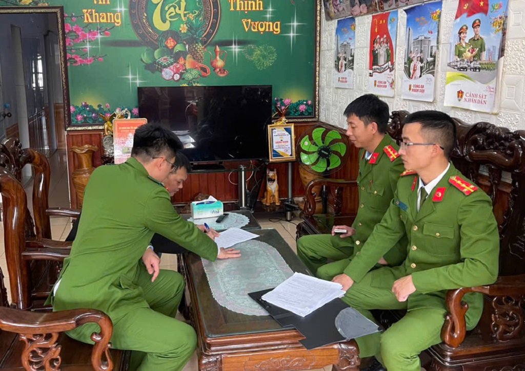 Công an xã cung cấp số điện thoại đường dây nóng, hướng dẫn người dân phương án đảm bảo an toàn