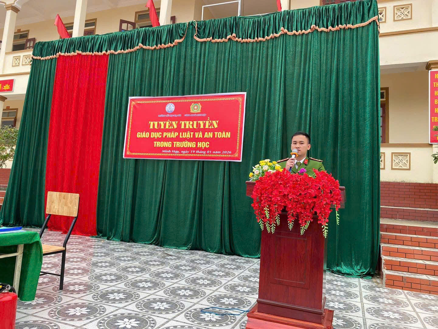 Công an xã tuyên truyền pháp luật