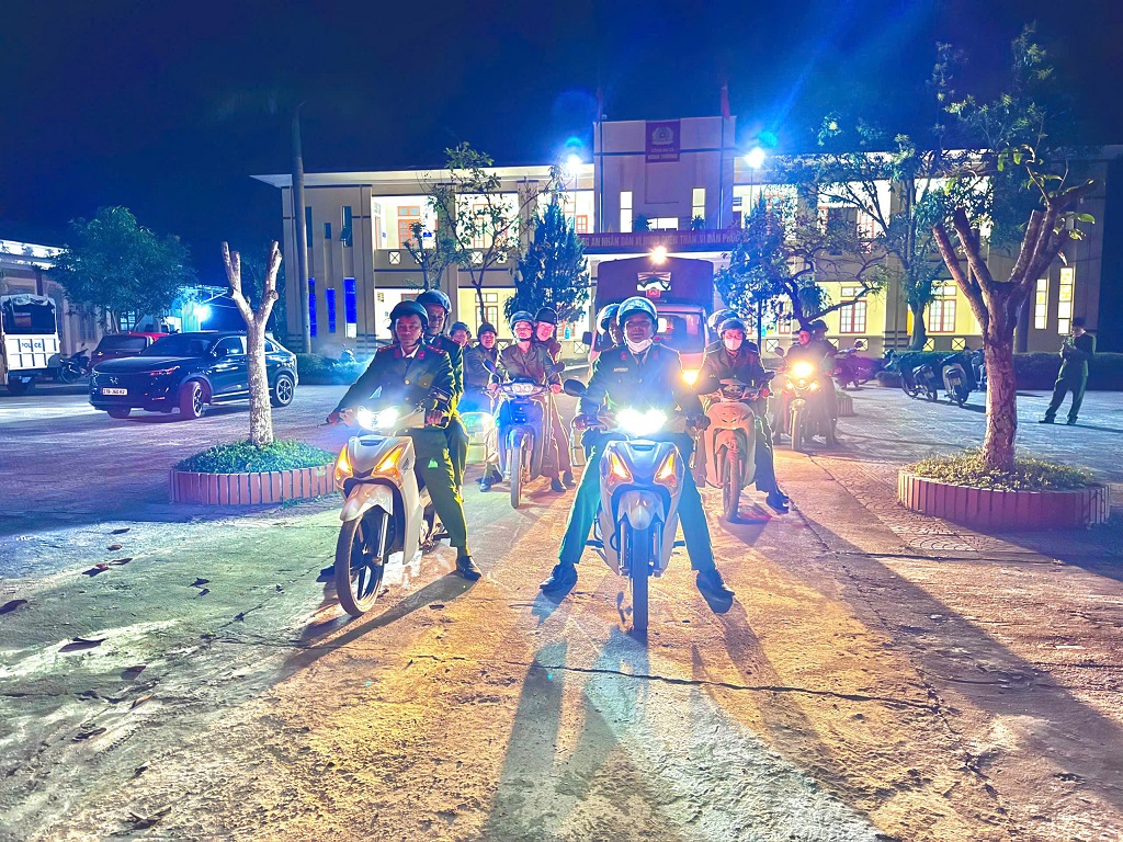 Công an xã tuần tra vũ trang