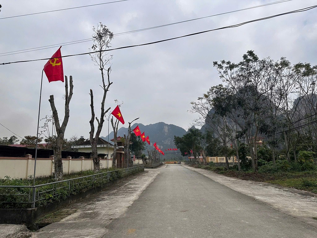 Mô hình đường cờ được duy trì tại nhiều tuyến đường, khu dân cư trên toàn xã