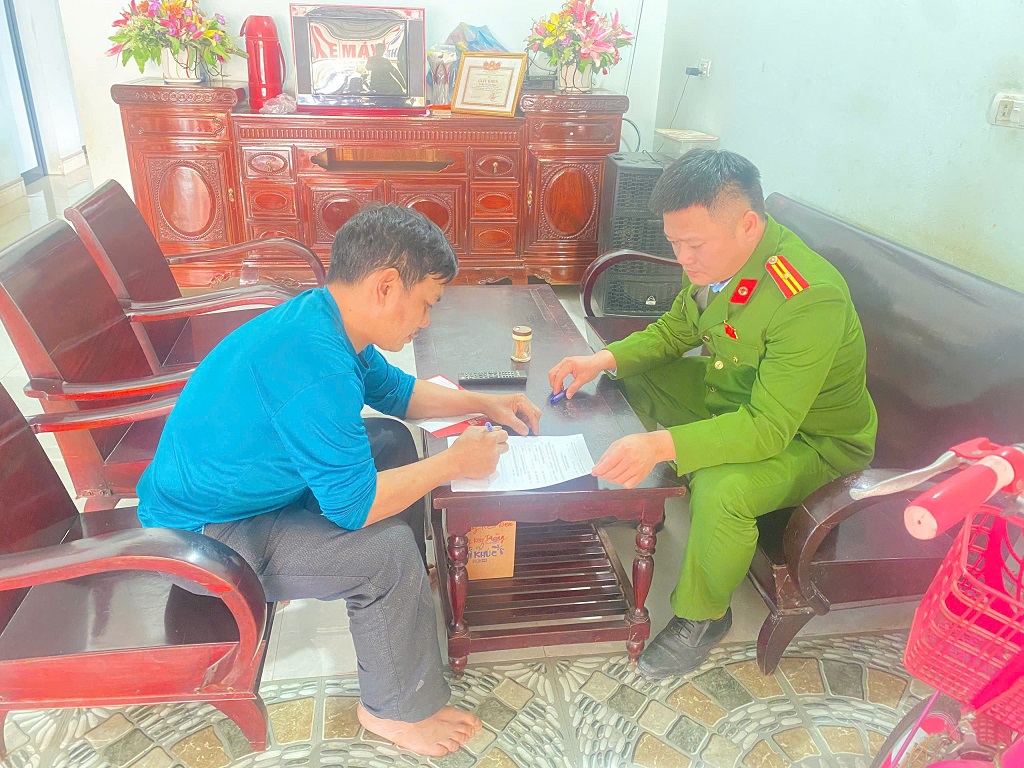 Công an xã đến trực tiếp cơ sở, nắm thông tin từng nhà, từng người