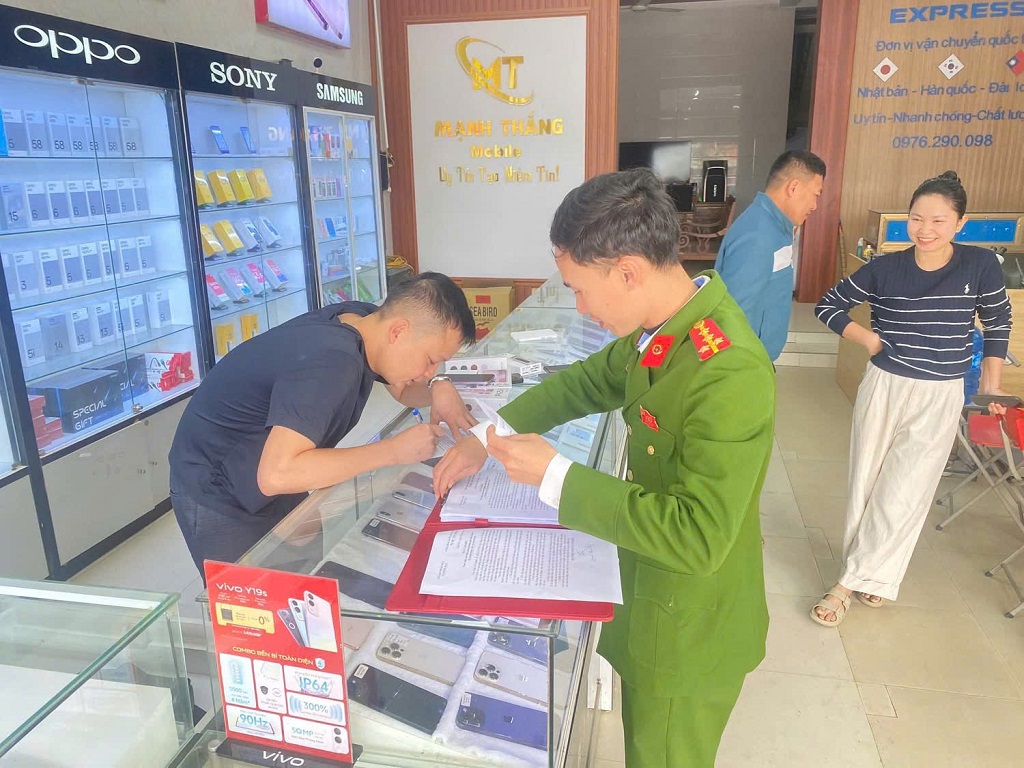 Công an xã hướng dẫn người dân về quy định an ninh, an toàn cơ sở