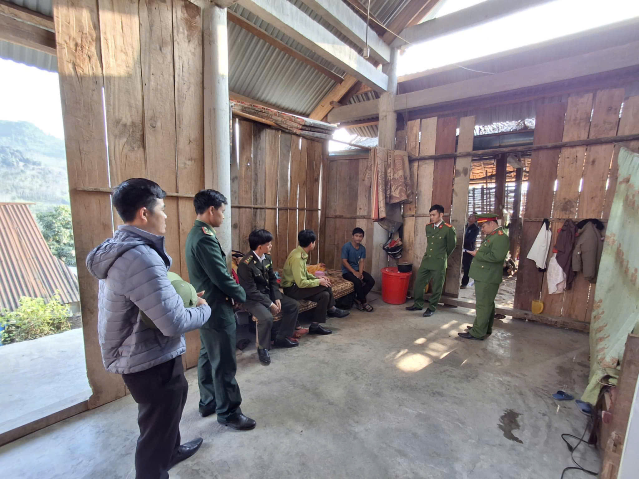 Công an xã Tam Quang tuyên truyền, vận động, thu hồi vũ khí, vật liệu nổ, công cụ hỗ trợ