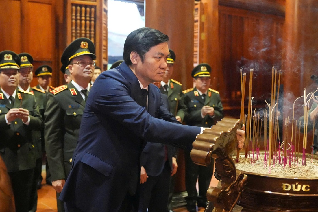 Đồng chí Thượng tướng Phạm Thế Tùng - Ủy viên Ban Chấp hành Trung ương Đảng, Ủy viên Ban Thường vụ Đảng ủy Công an Trung ương, Thứ trưởng Bộ Công an cùng Đoàn đại biểu dâng hương tưởng niệm Chủ tịch Hồ Chí Minh tại Khu Di tích Quốc gia đặc biệt Kim Liên  
