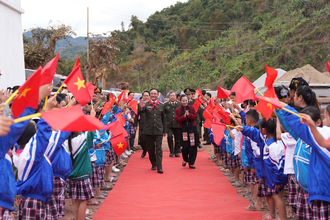 Đồng chí Thượng tướng Phạm Thế Tùng, Ủy viên Ban Chấp hành Trung ương Đảng, Ủy viên Ban Thường vụ Đảng ủy Công an Trung ương, Thứ trưởng Bộ Công an cùng đoàn đại biểu dự buổi Lễ khánh thành Trường Phổ thông dân tộc bán trú tiểu học Mỹ Lý 2, tỉnh Nghệ An