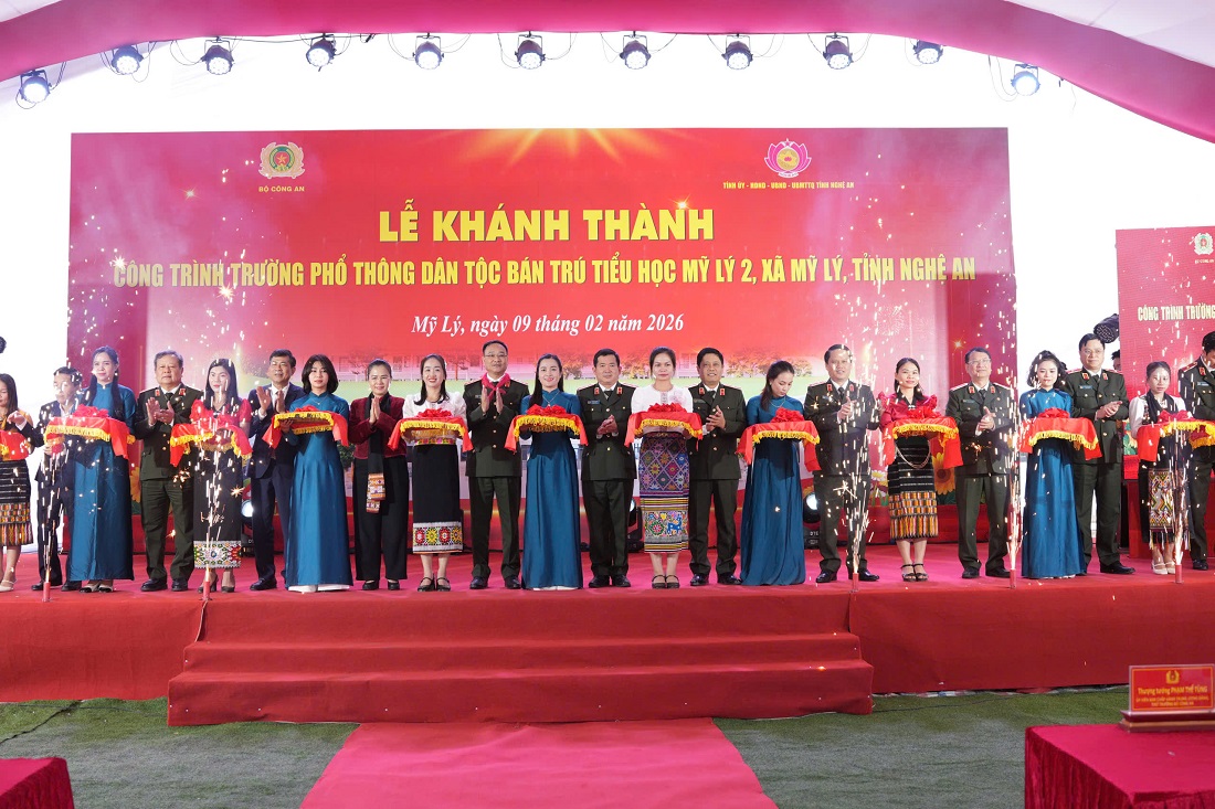 Đồng chí Thượng tướng Phạm Thế Tùng, Ủy viên Ban Chấp hành Trung ương Đảng, Ủy viên Ban Thường vụ Đảng ủy Công an Trung ương, Thứ trưởng Bộ Công an cùng các đại biểu thực hiện nghi thức cắt băng khánh thành Trường Phổ thông dân tộc bán trú tiểu học Mỹ Lý 2