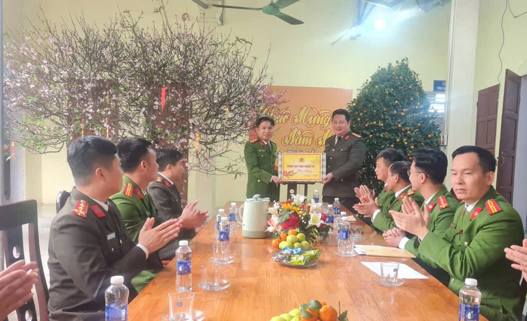 Đồng chí Đại tá Nguyễn Duy Thanh, Ủy viên Ban Thường vụ Đảng ủy, Phó Giám đốc Công an tỉnh tặng quà, động viên Công an phường Hoàng Mai