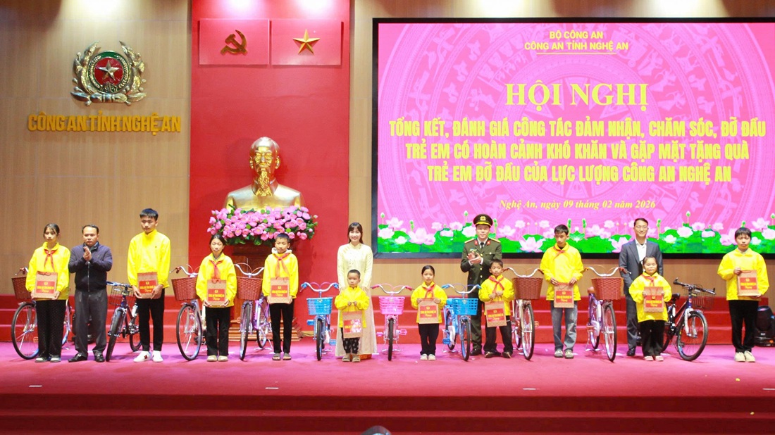 Đồng chí Đại tá Trần Hồng Quang, Phó Bí thư Đảng ủy, Phó Giám đốc Công an tỉnh và nhà tài trợ trao xe đạp tặng cáu cháu