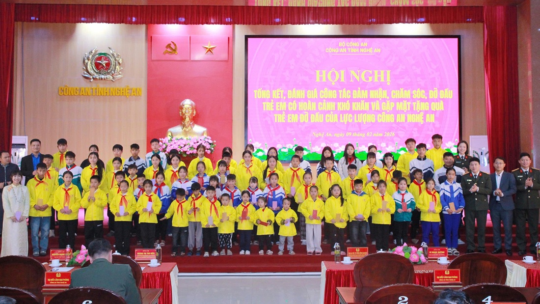 Đại biểu chụp ảnh lưu niệm với nhà tài trợ với các cháu