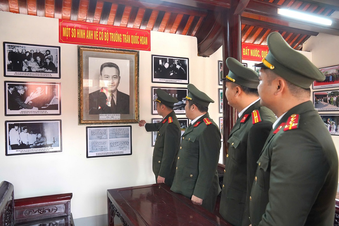 Đoàn công tác dâng hương tại Nhà tưởng niệm đồng chí Trần Quốc Hoàn