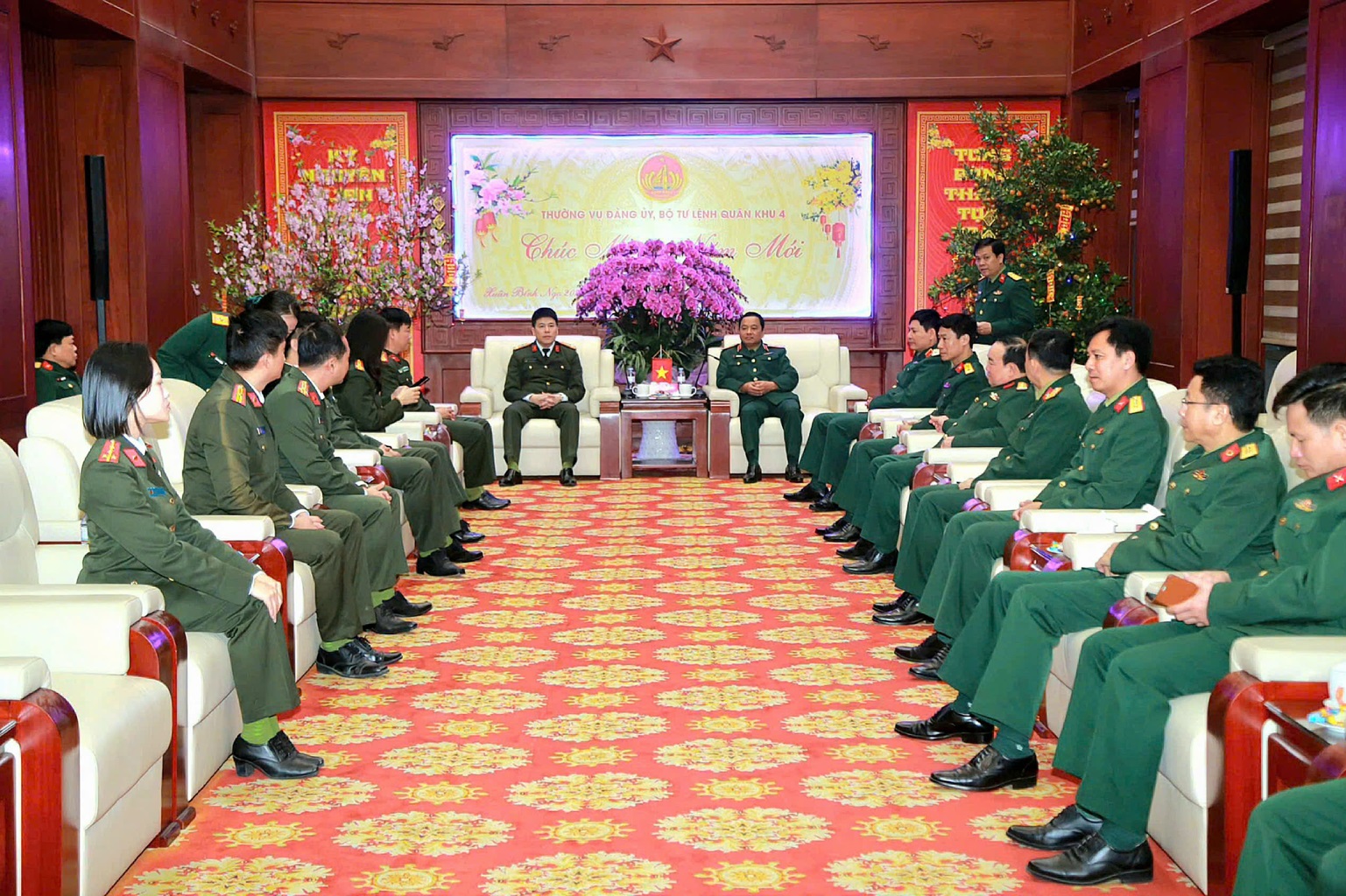 Công an tỉnh Nghệ An thăm, chúc Tết Bộ Tư lệnh Quân khu 4