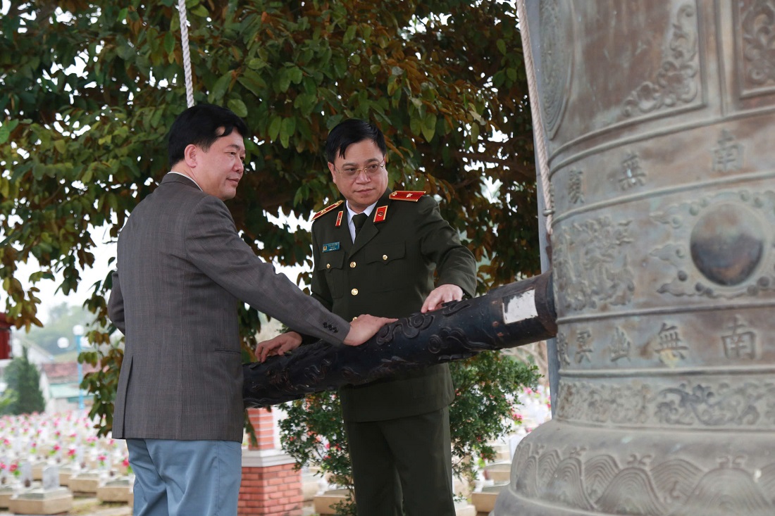 Đồng chí Giám đốc Công an tỉnh và Lãnh đạo xã Anh Sơn thỉnh chuông tại Nghĩa trang Liệt sĩ Quốc tế Việt - Lào