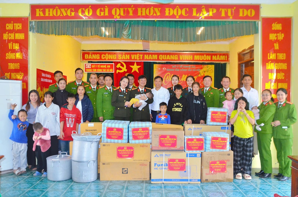 Thừa ủy quyền của đồng chí Thứ trưởng Bộ Công an, đồng chí Đại tá Trần Ngọc Tuấn, Ủy viên Ban Thường vụ Đảng ủy, Phó Giám đốc Công an tỉnh trao quà tặng Trung tâm Công tác xã hội tỉnh