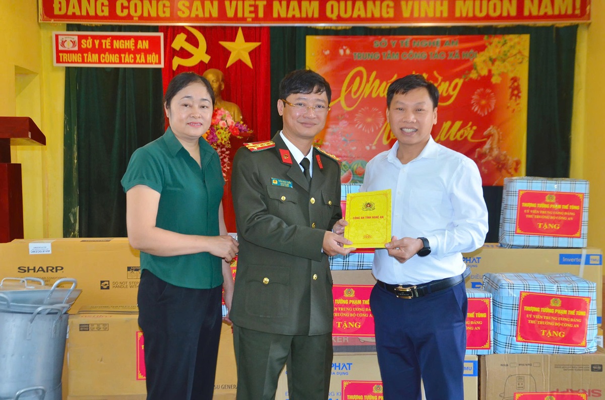 Đồng chí Đại tá Trần Ngọc Tuấn, Ủy viên Ban Thường vụ Đảng ủy, Phó Giám đốc Công an tỉnh trao quà tặng Trung tâm Công tác xã hội tỉnh