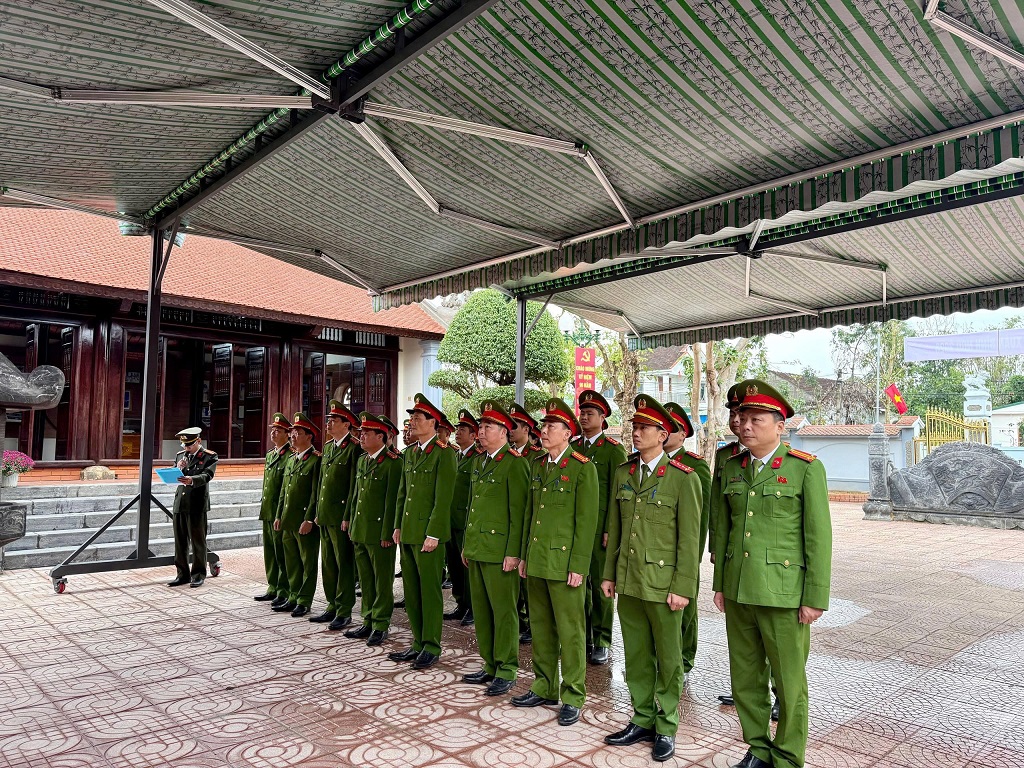 Công an phường Trường Vinh dâng hoa, dâng hương tưởng niệm đồng chí Trần Quốc Hoàn
