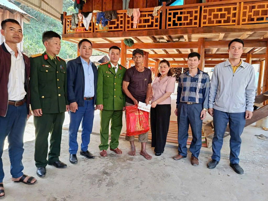Công an xã Bắc Lý tham gia tặng quà, tri ân nguyên lãnh đạo xã, người có công với cách mạng 