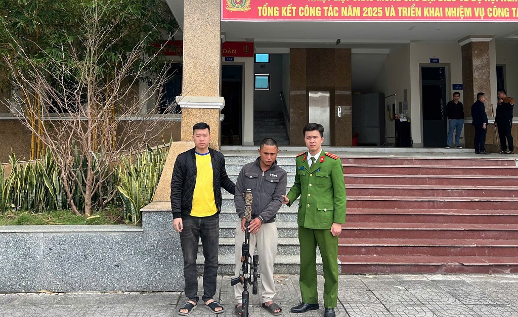 Công an xã Đại Đồng bắt giữ đối tượng Nguyễn Quang Hợi và vũ khí thu giữ