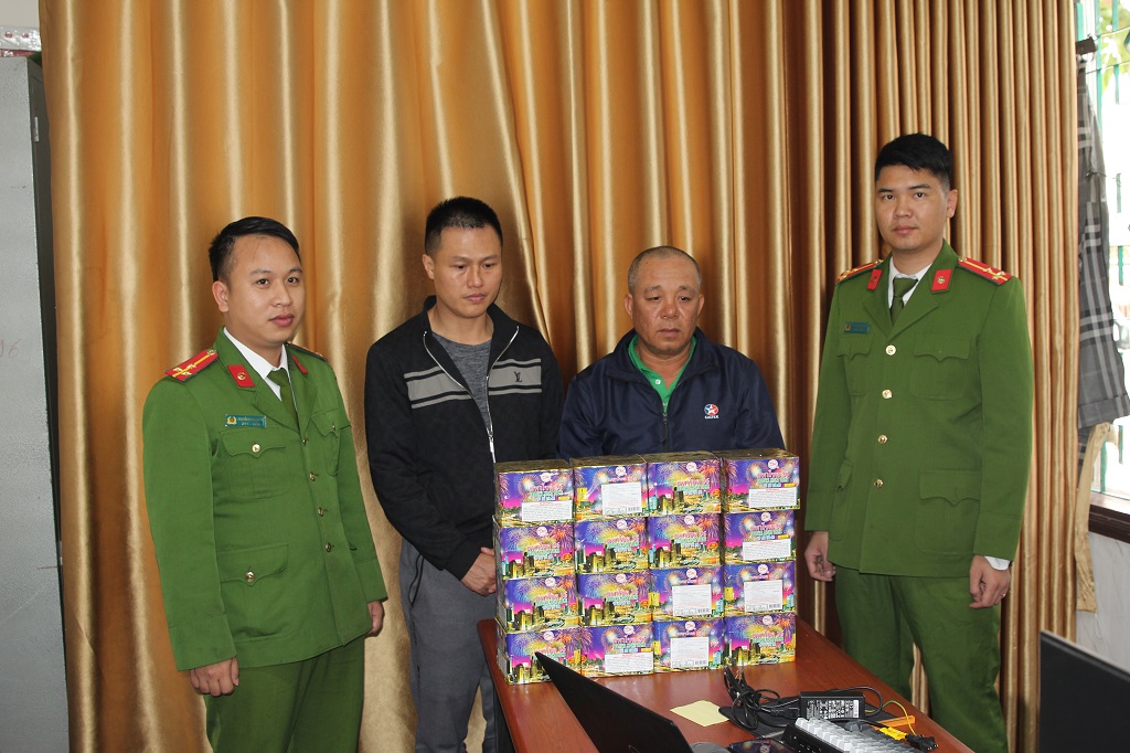  Đối tượng Chu Đình Bình và Nguyễn Văn Hùng cùng tang vật tại Cơ quan Công an