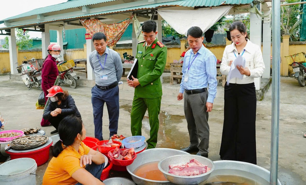 Công an xã Hoa Quân phối hợp với ban, ngành, đoàn thể địa phương kiểm tra an toàn thực phẩm dịp Tết Nguyên đán