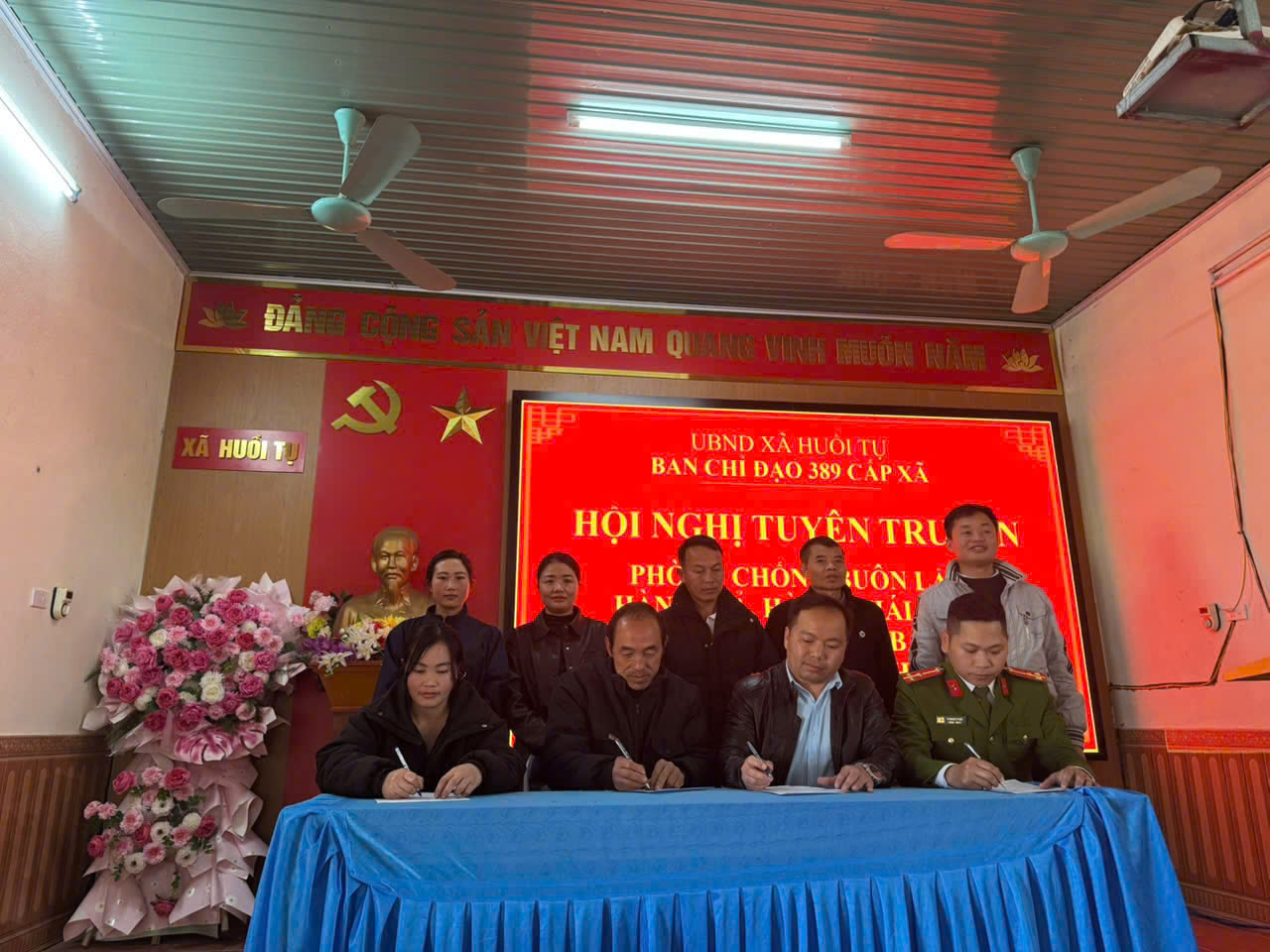 Ký cam kết chấp hành quy định pháp luật 