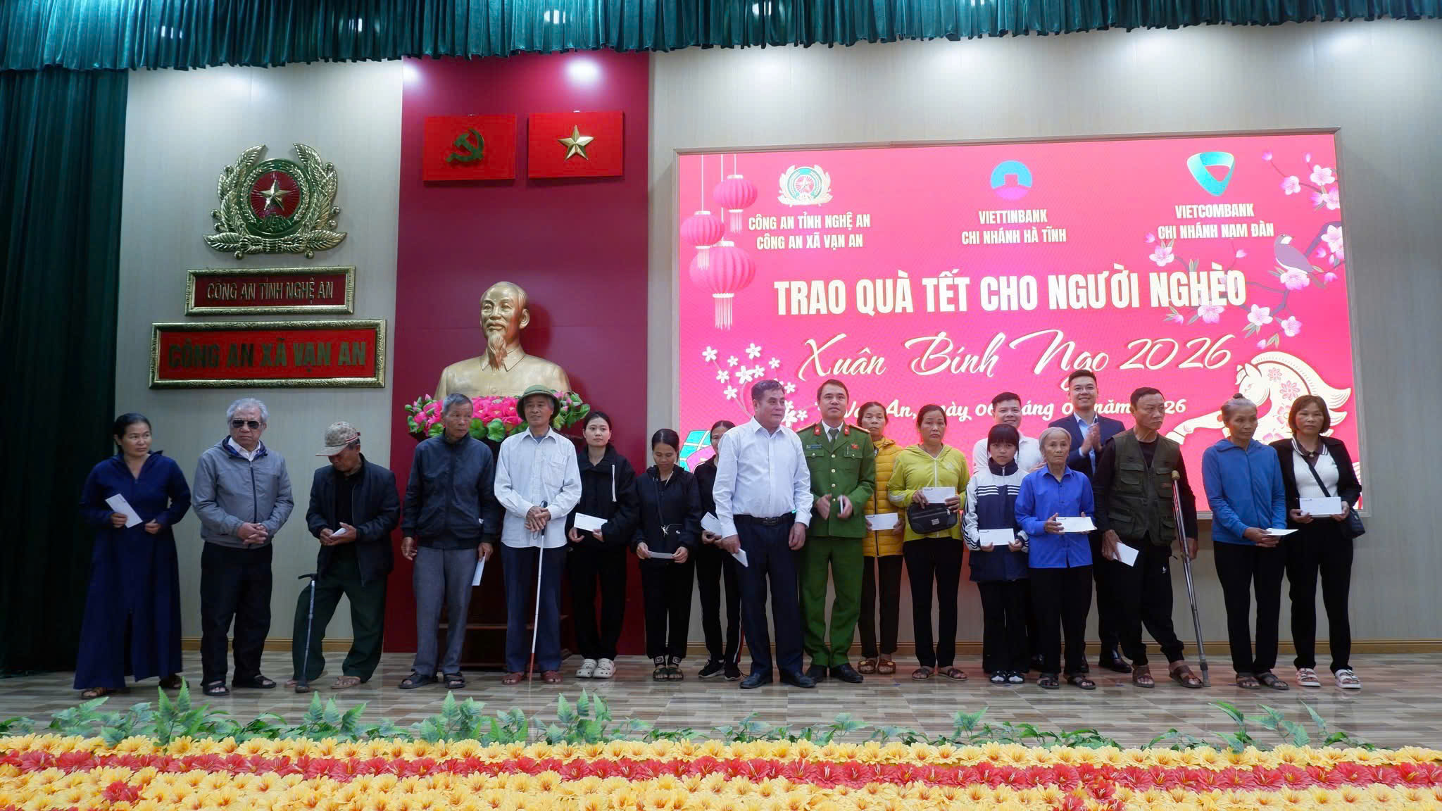 Trao tặng nhiều suất quà đến những gia đình hoàn cảnh khó khăn