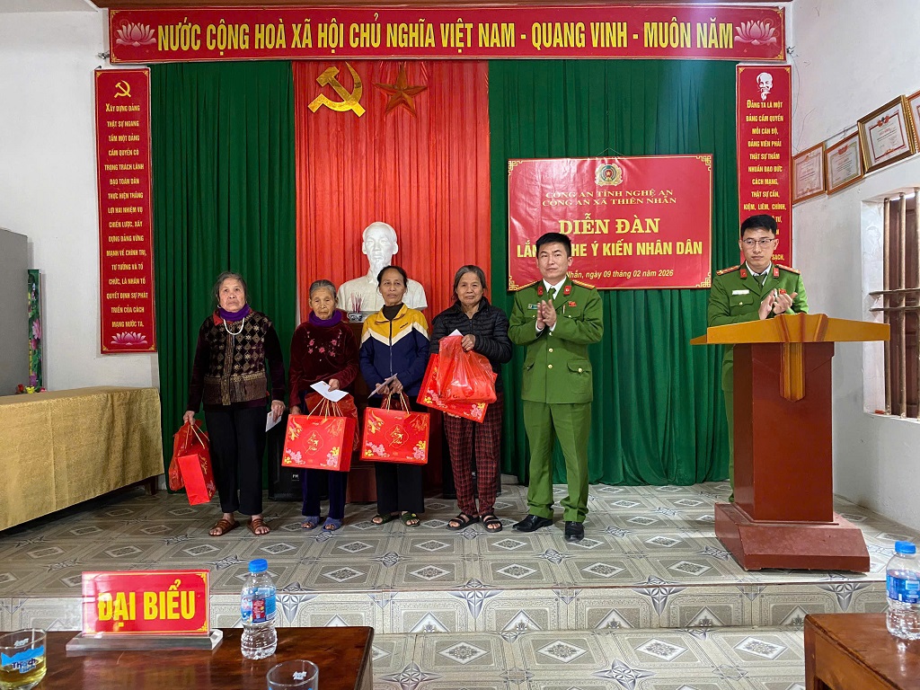 Trao quà tặng gia đình có hoàn cảnh khó khăn, neo đơn, gia đình chính sách