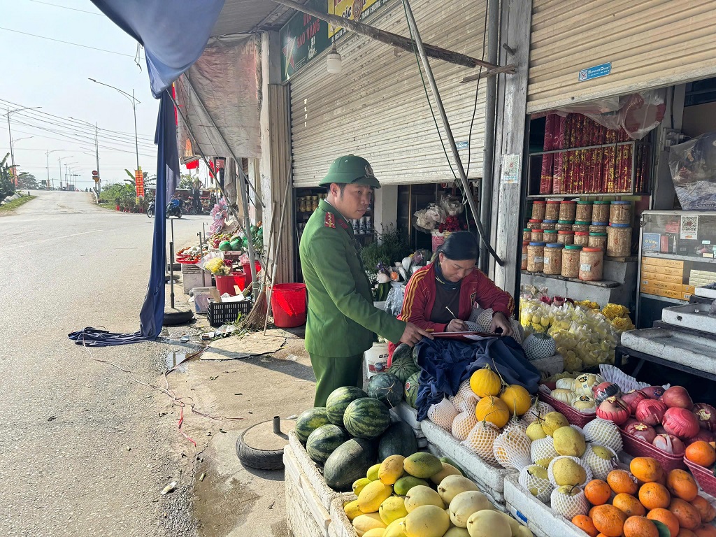 Công an xã Kim Bảng phối hợp với ban, ngành, đoàn thể giải tỏa hành lang ATGT