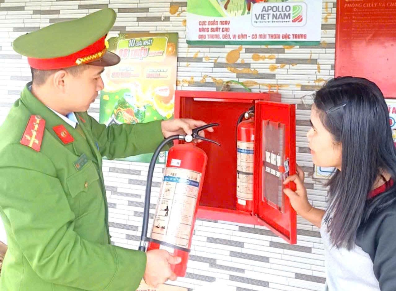 Công an xã Đại Huệ kiểm tra an toàn thực phẩm, PCCC dịp Tết 
