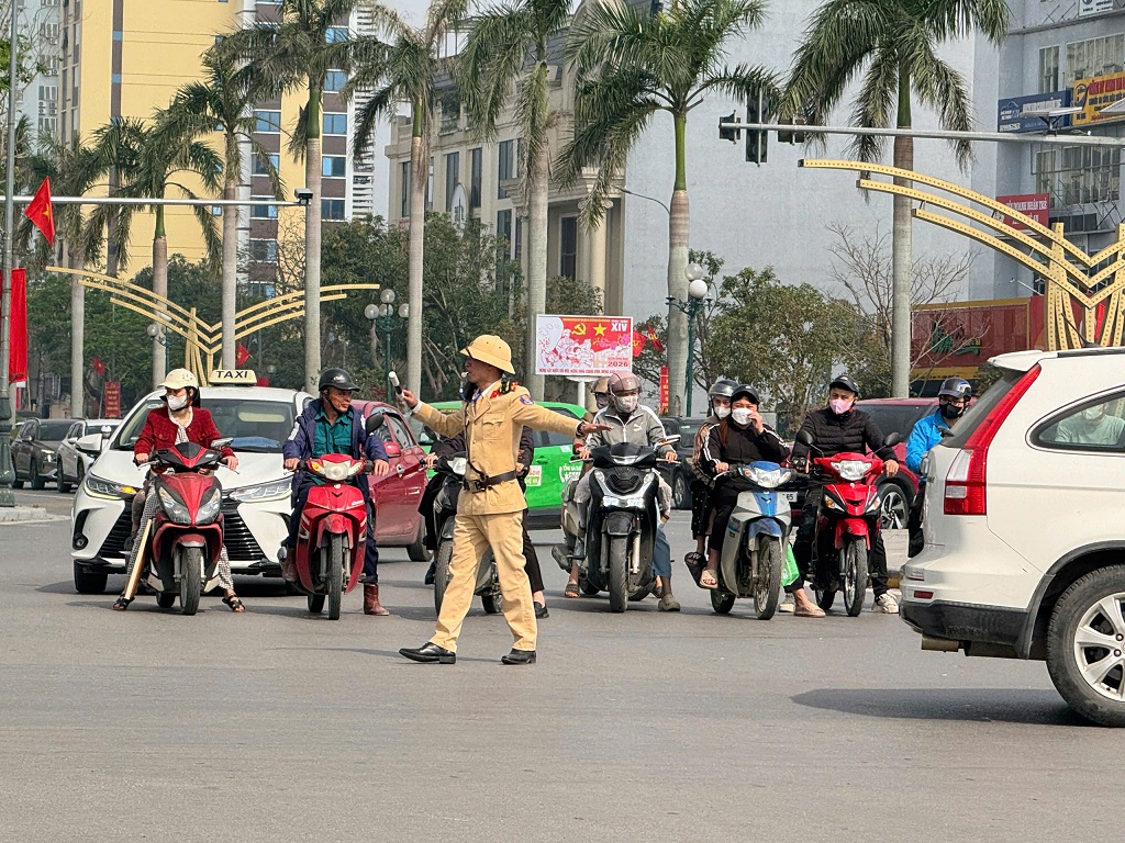 Lực lượng CSGT thực hiện phân luồng bảo đảm TTATGT