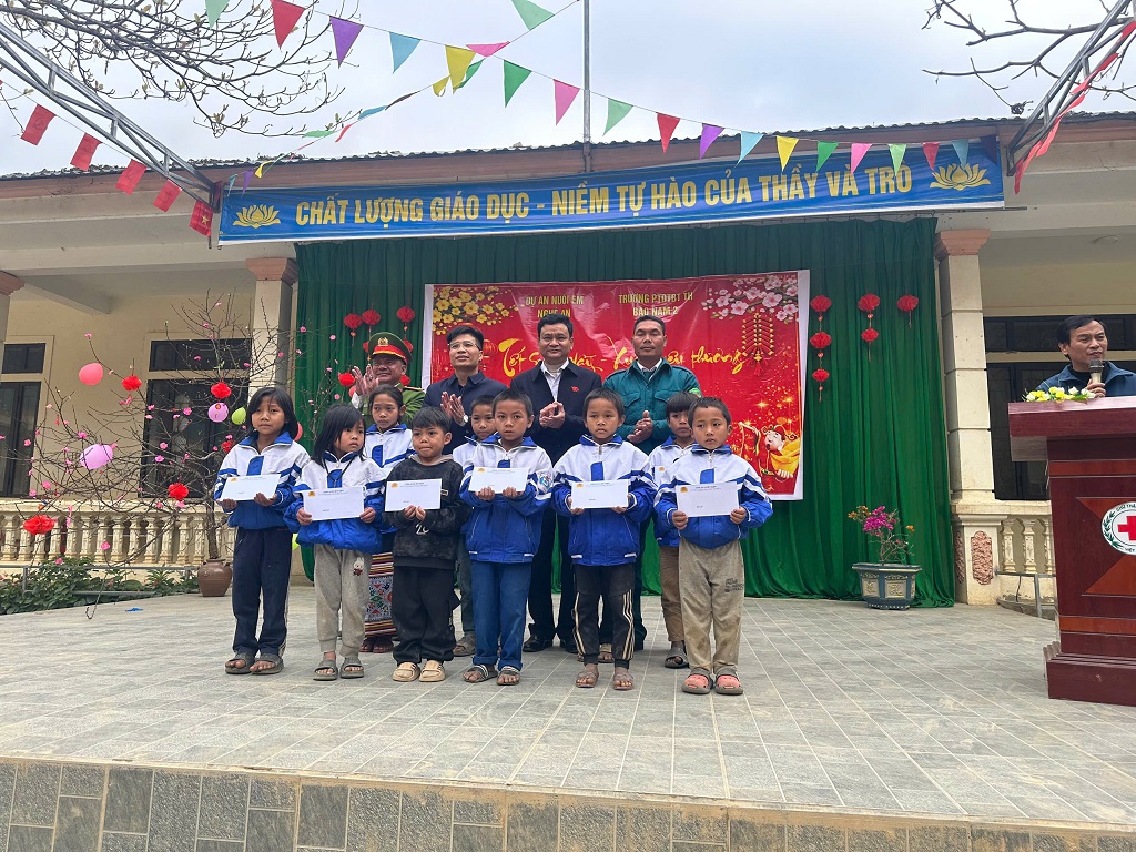 Công an xã Hữu Kiệm phối hợp trao quà tặng học sinh và hộ gia đình nghèo
