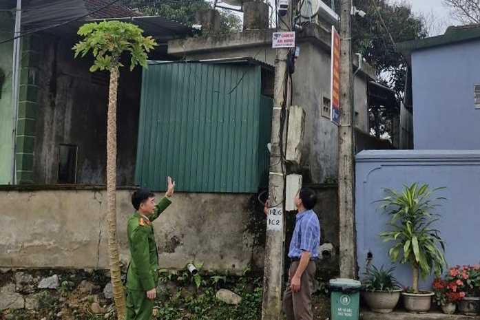 Công an xã Châu Khê kiểm tra hệ thống camera 